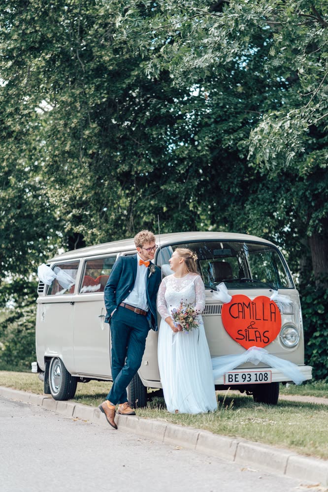 Brudepar foran en pyntet VW-rugbrød