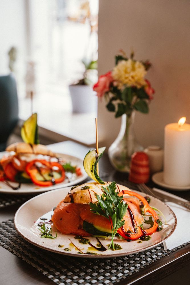 Anrettet ret med blomster og stearinlys