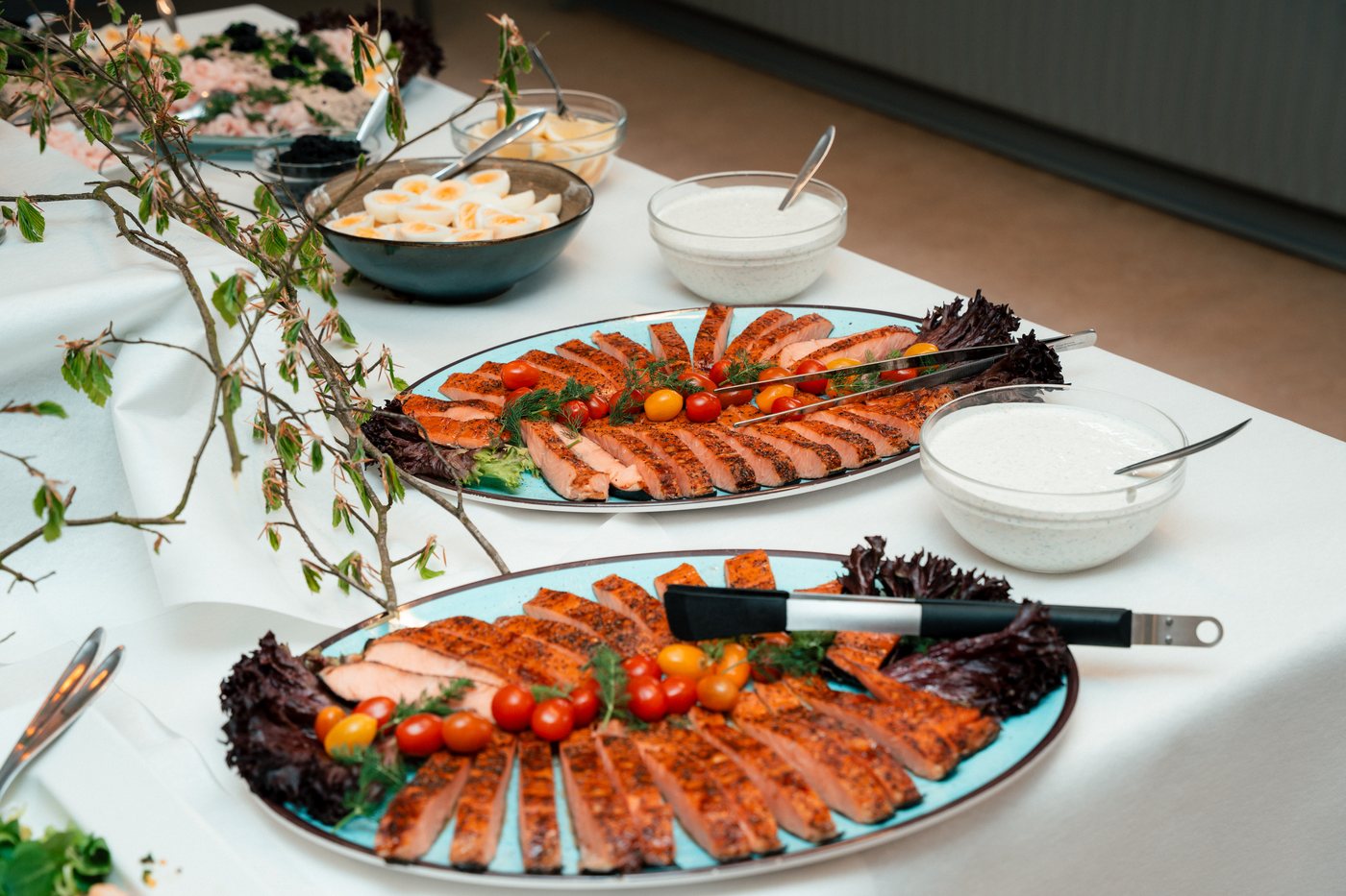 Buffet med laks og tomater