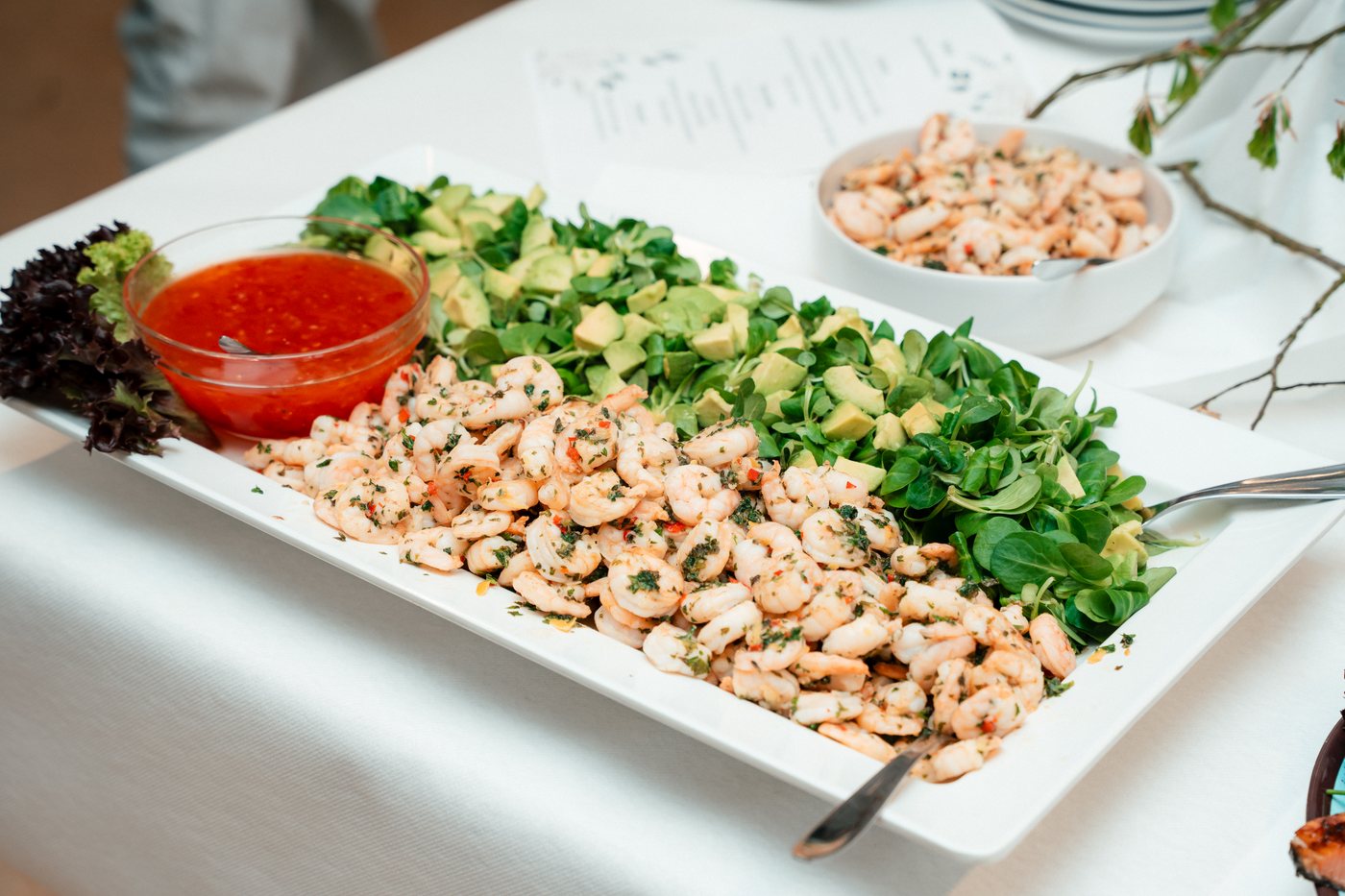 Fad med rejer, avocado og salat